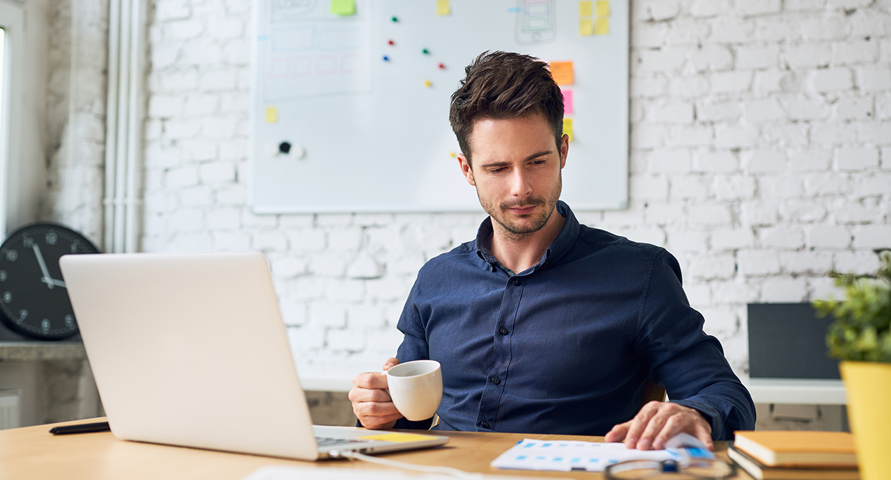 Focused,Handsome,Office,Worker,Holding,Cup,Of,Coffee,And,Looking