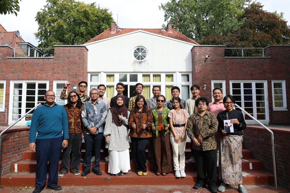 Foto bersama peserta dan narasumber di halaman belakang gedung KJRI Hamburg