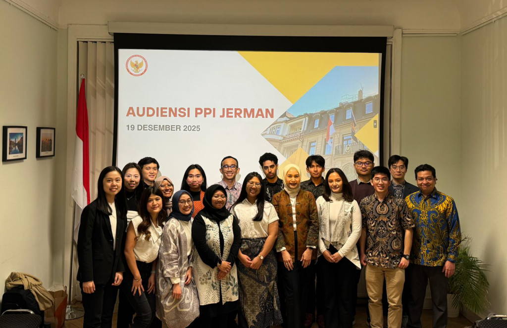 Perwakilan pengurus PPI Jerman berfoto bersama Fungsi Pensosbud KJRI Frankfurt
